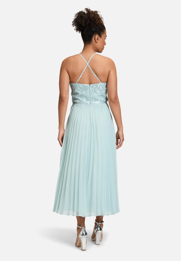 Abendkleid mit Stickerei / Modellfoto Rückseite