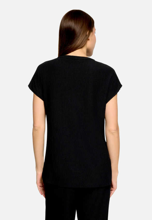 Basic Shirt mit V-Ausschnitt / Modellfoto Rückseite