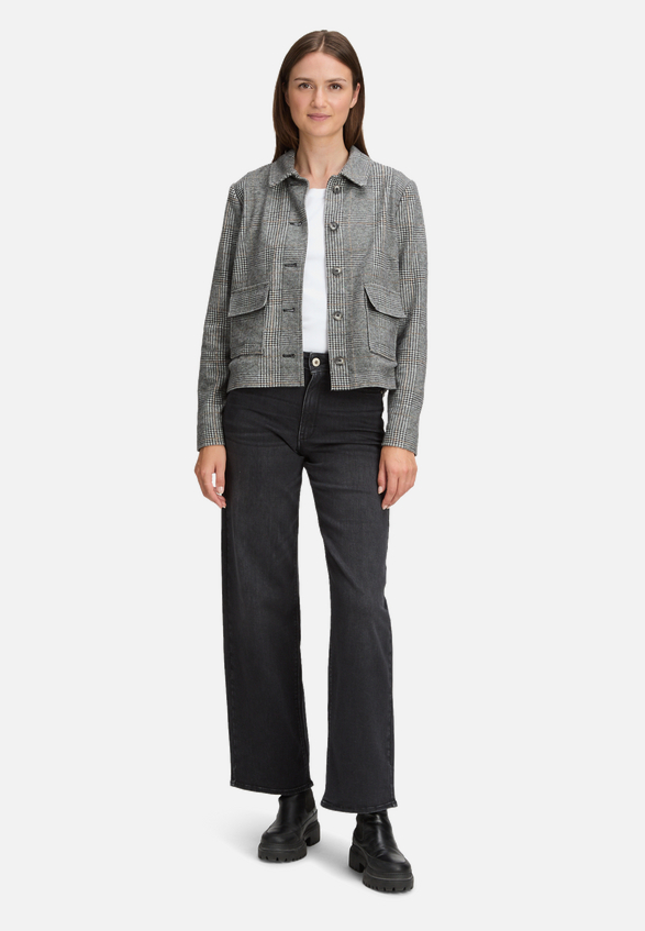 Casual-Jacke mit Taschen / Modellfoto Vorderseite (Outfit)