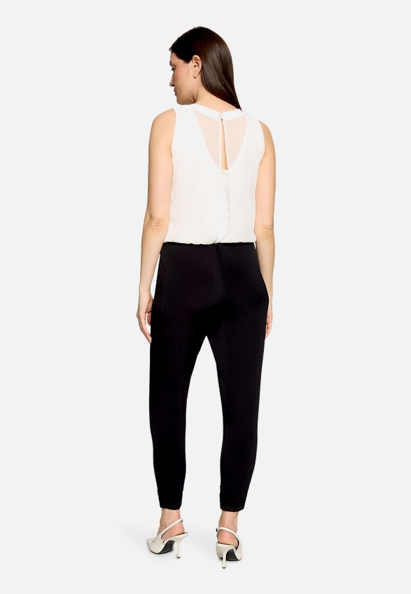 Jumpsuit mit Cut-Outs / Modellfoto Rückseite