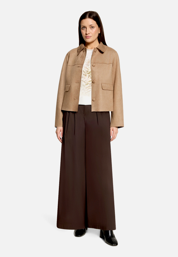 Casual-Hose mit Bundfalten / Modellfoto Vorderseite (Outfit)