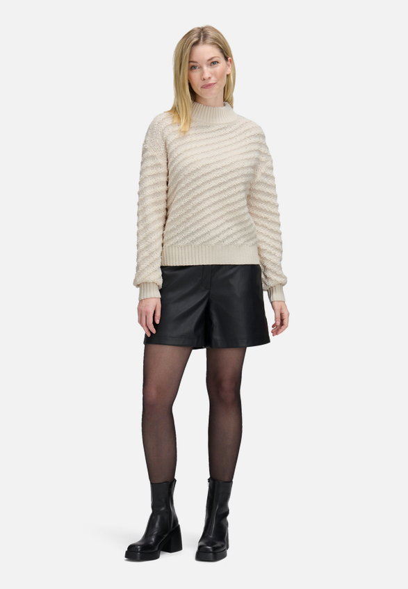 Strickpullover mit Struktur / Modellfoto Vorderseite (Outfit)