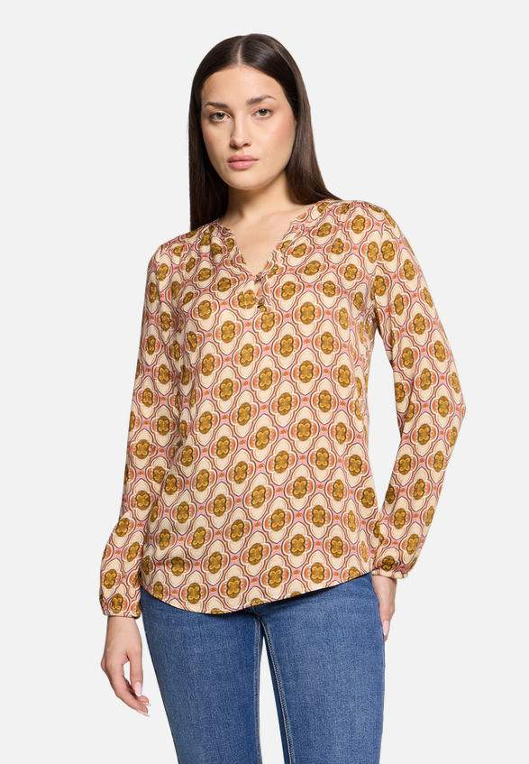 Casual-Bluse mit Knöpfen / Modellfoto Vorderseite