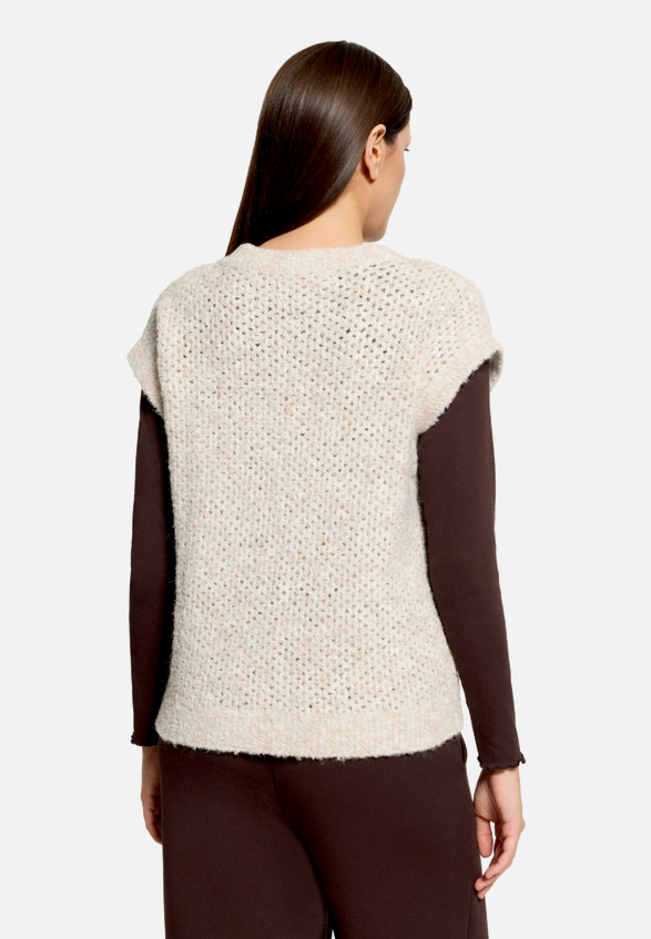 Strickpullunder mit V-Ausschnitt / Modellfoto Rückseite