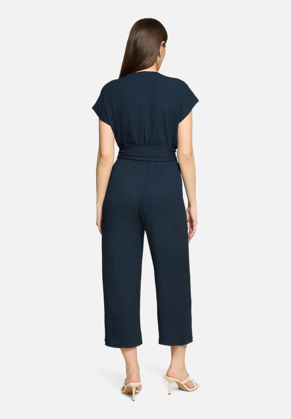 Jumpsuit mit Bindegürtel / Modellfoto Rückseite