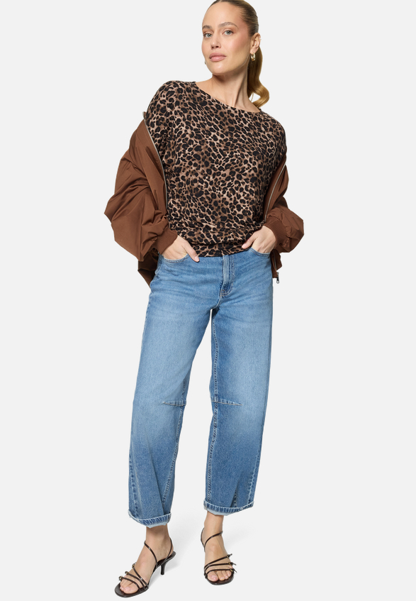 Leo-Shirt  mit 3/4 Arm  / Modellfoto Vorderseite (Outfit)