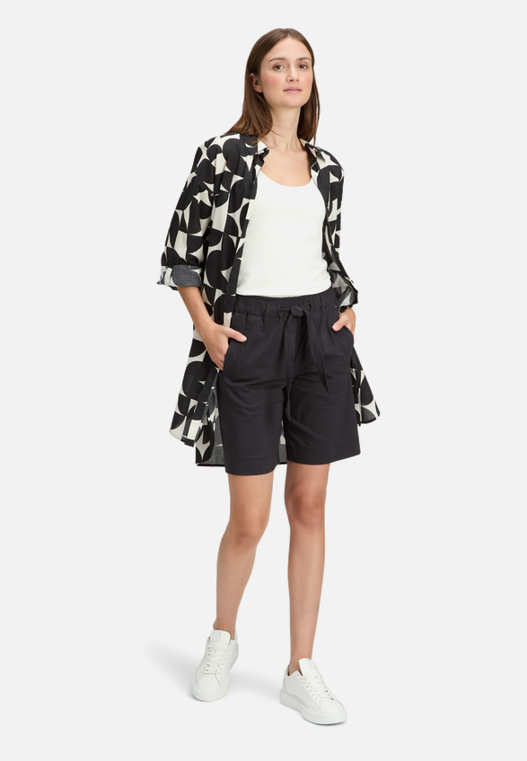 Bermuda mit elastischem Bund / Modellfoto Vorderseite (Outfit)