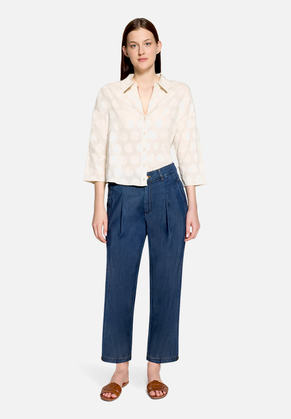 Oversize-Bluse mit Kragen / Modellfoto Vorderseite (Outfit)