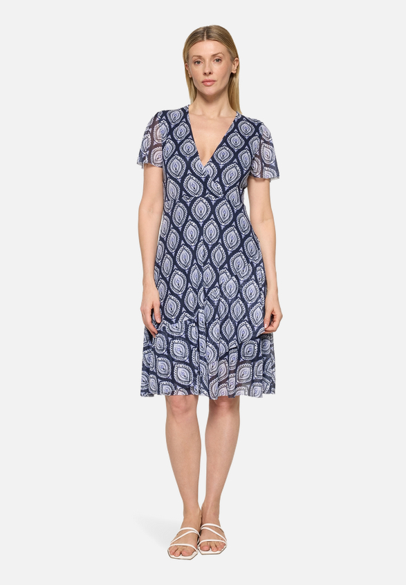 Volantkleid mit Rüschen / Modellfoto Vorderseite