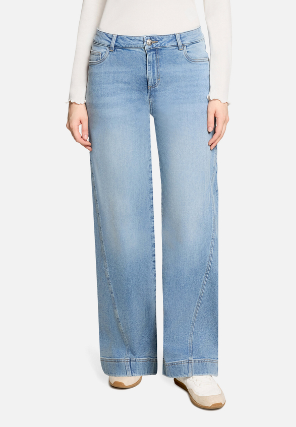 Stretch-Jeans mit Waschung / Modellfoto Vorderseite