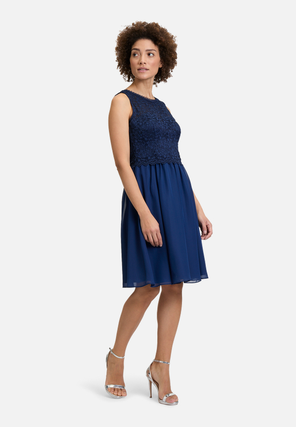 Abendkleid mit Spitze / Modellfoto Vorderseite (Outfit)