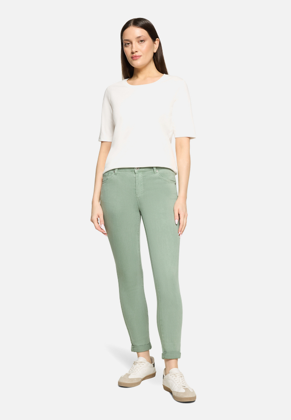Slim Fit Jeans  mit Stretch-Anteil Style Sunny Short  / Modellfoto Vorderseite (Outfit)
