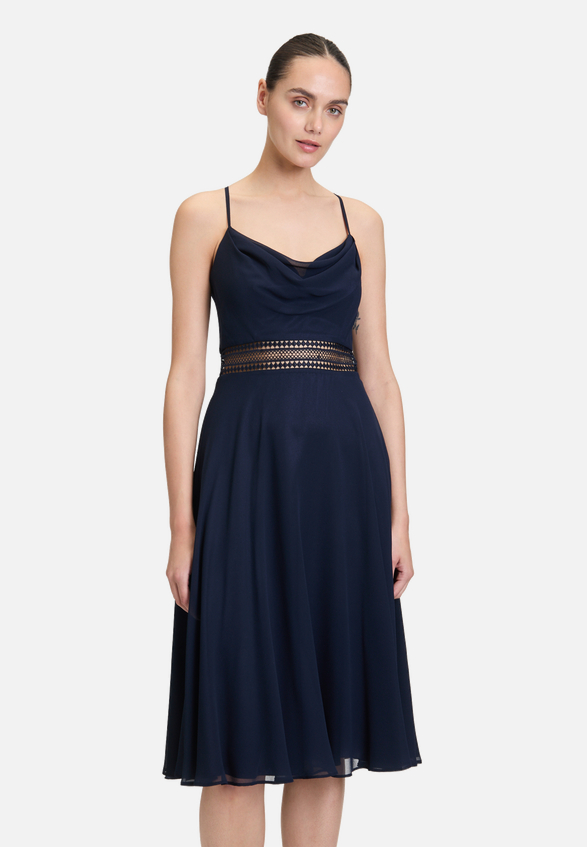 Cocktailkleid mit Wasserfallausschnitt / Modellfoto Vorderseite