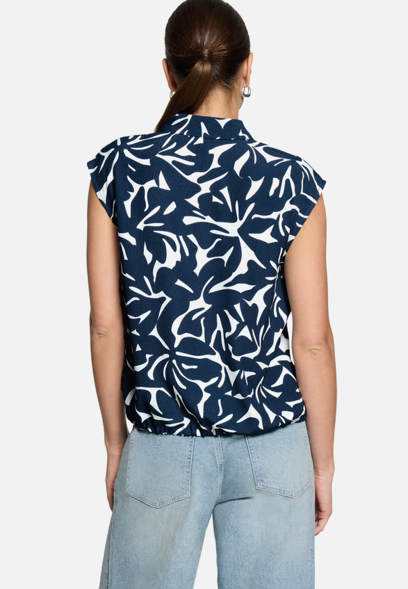 Hemdbluse  kurzarm mit Blumen / Modellfoto Rückseite