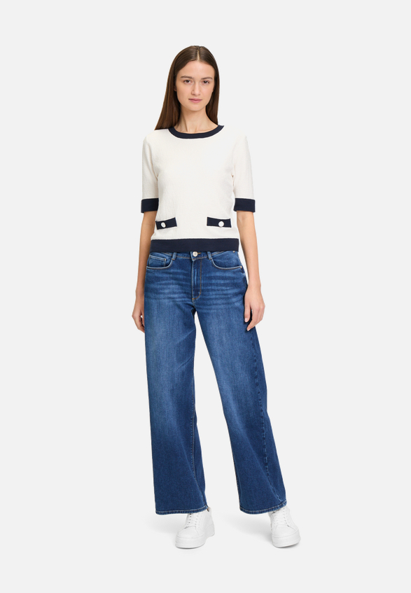 High Waisted-Jeans mit weitem Bein / Modellfoto Vorderseite (Outfit)