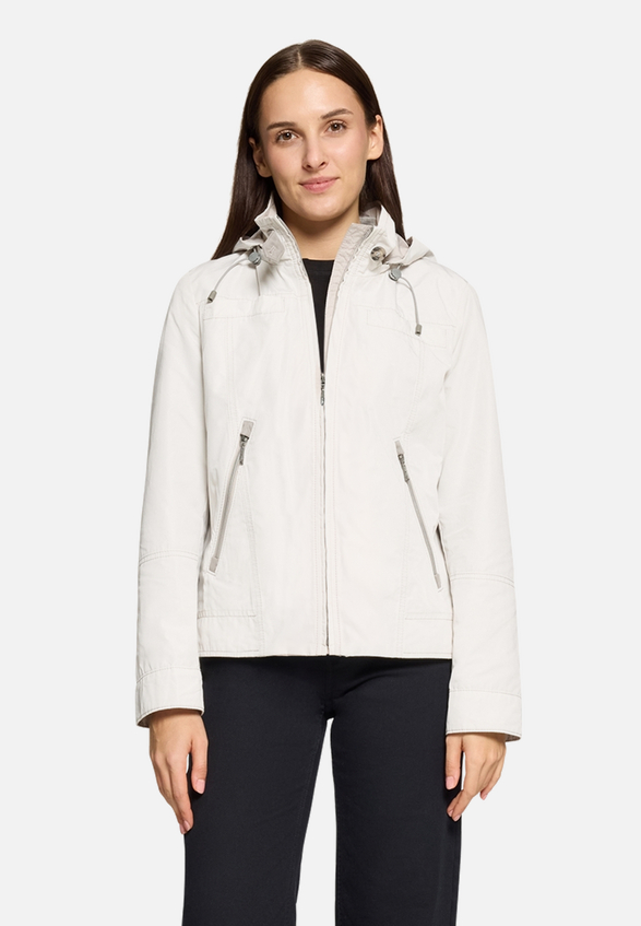Sommerjacke mit abnehmbarer Kapuze / Modellfoto Vorderseite (Outfit)