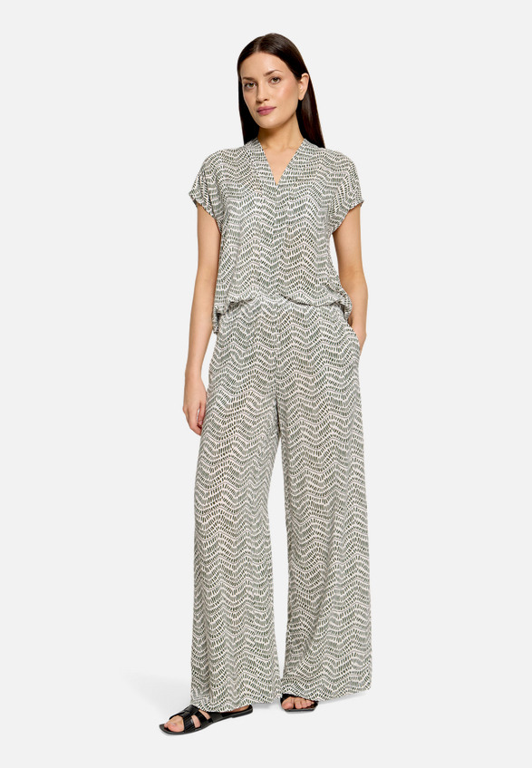 Palazzo-Hose mit Bindegürtel / Modellfoto Vorderseite (Outfit)