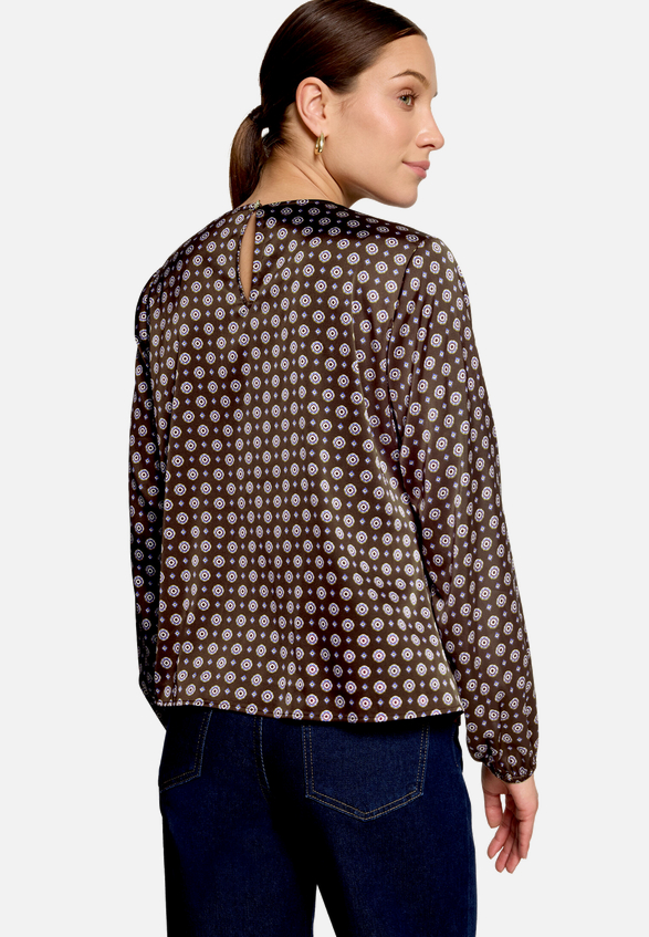 Satin-Bluse mit Print. / Modellfoto Rückseite