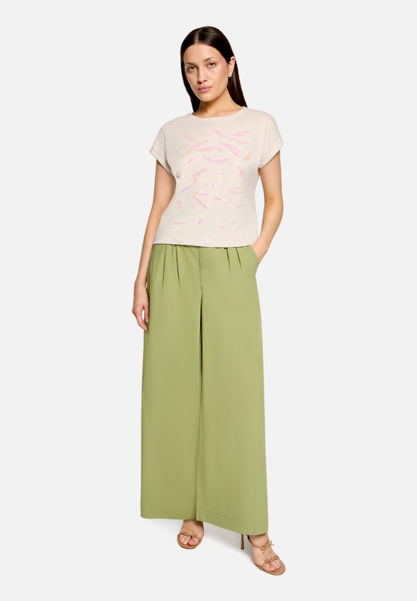 Baumwollshirt mit Ärmelaufschlag / Modellfoto Vorderseite (Outfit)
