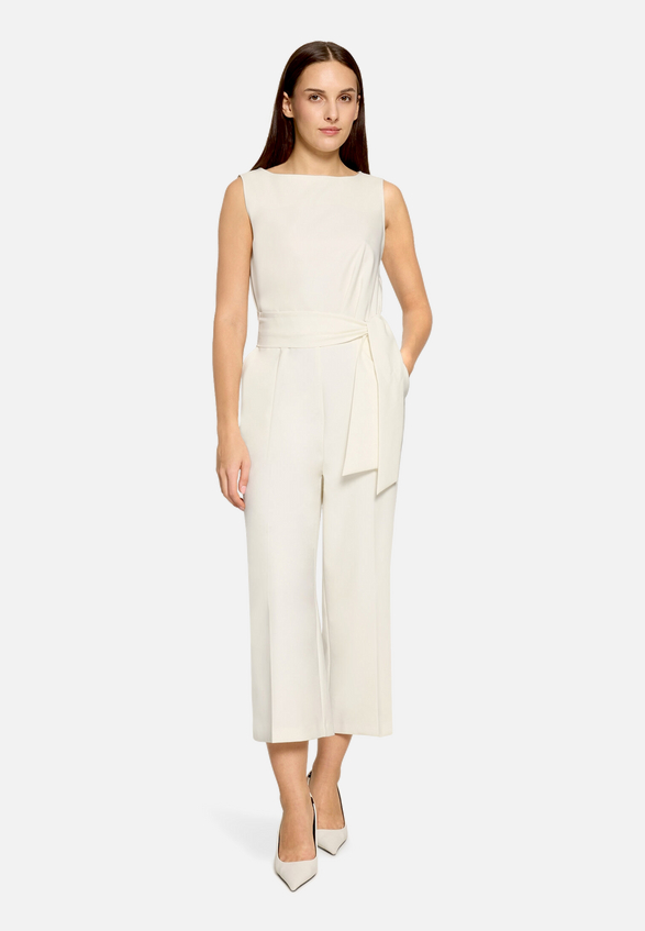 Eleganter Jumpsuit mit Eingrifftaschen / Modellfoto Vorderseite