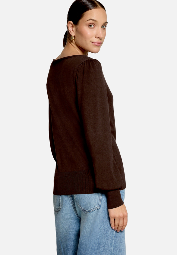 Feinstrickpullover  mit U-Boot Ausschnitt  / Modellfoto Rückseite