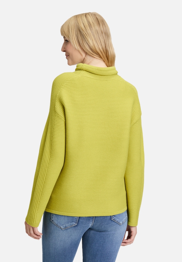 Strickpullover unifarben / Modellfoto Rückseite