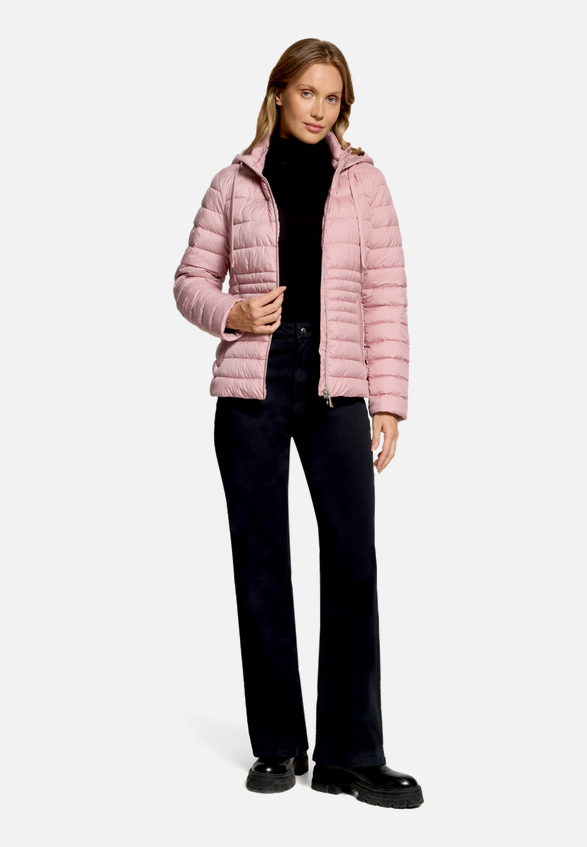 Steppjacke leicht mit abnehmbarer Kapuze / Modellfoto Vorderseite (Outfit)