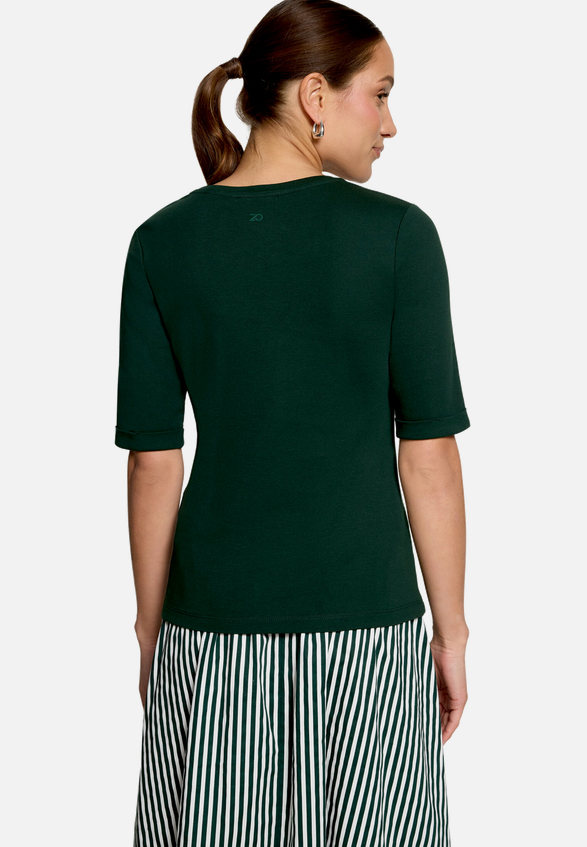 Basic-T-Shirt mit V-Ausschnitt / Modellfoto Rückseite