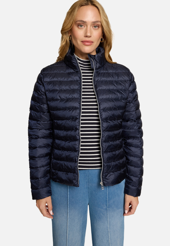 Steppjacke mit Stehkragen / Modellfoto Vorderseite