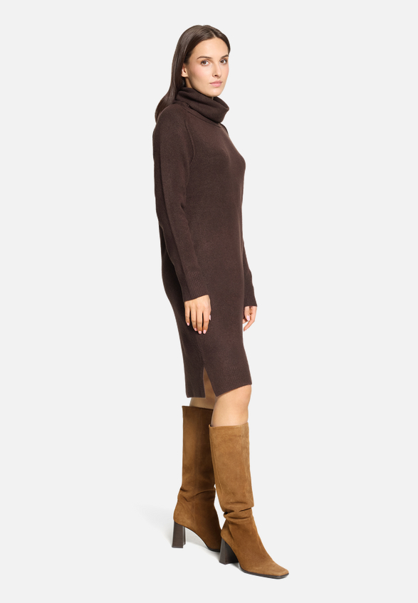 Strickkleid mit Turtle Neck / Modellfoto Vorderseite (Outfit)