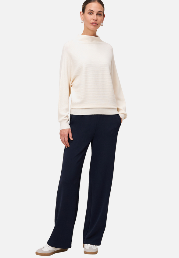 Pullover strukturiert mit Stehkragen / Modellfoto Vorderseite (Outfit)