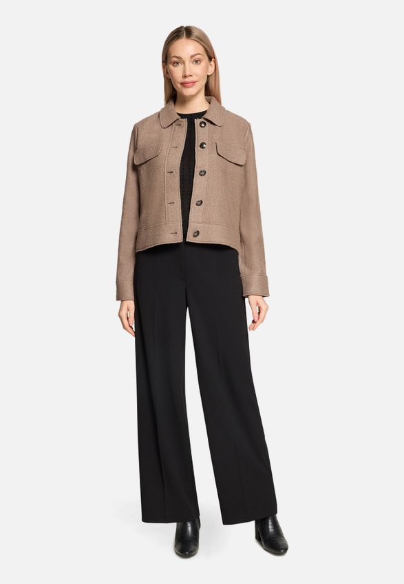 Blazer-Jacke mit aufgesetzten Taschen / Modellfoto Vorderseite (Outfit)