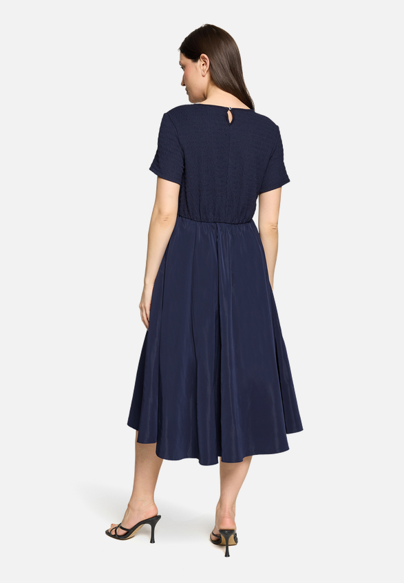 Midikleid mit Eingrifftaschen / Modellfoto Rückseite