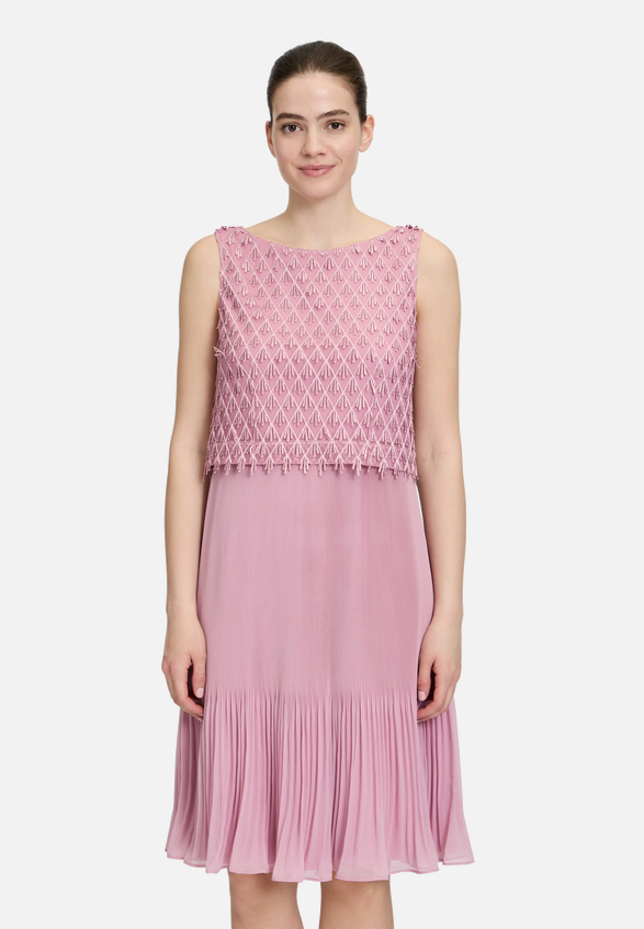 Cocktailkleid mit Plissee / Modellfoto Vorderseite