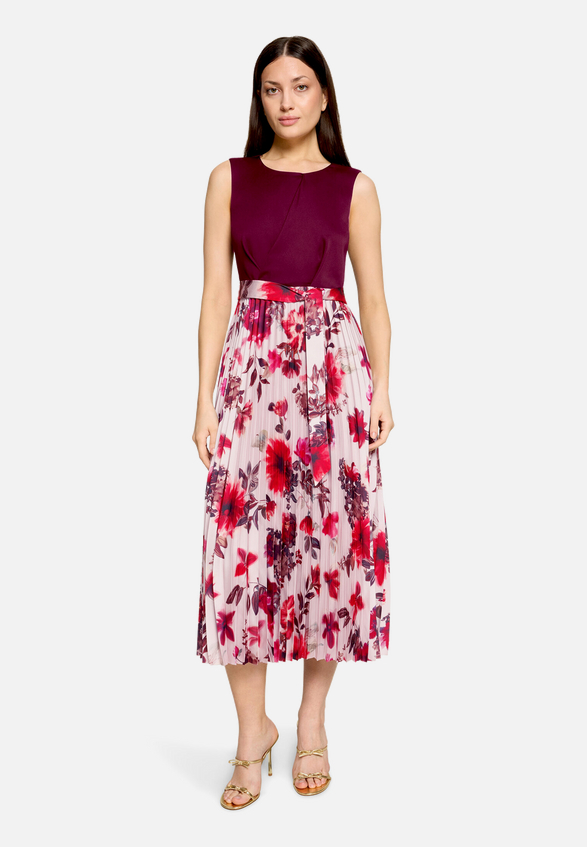 Cocktailkleid mit Plissee / Modellfoto Vorderseite