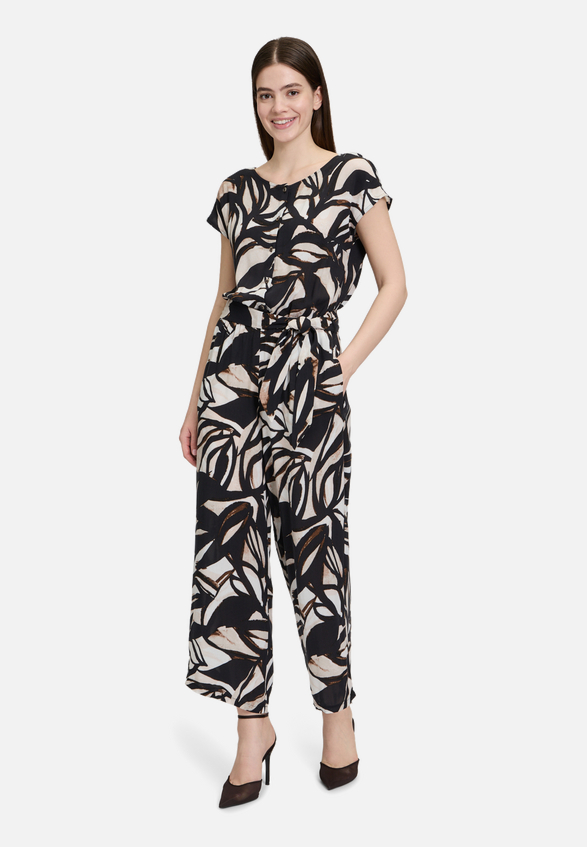 Jumpsuit mit U-Boot-Ausschnitt / Modellfoto Vorderseite