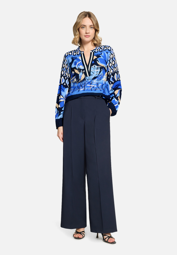 Longbluse mit Stehkragen / Modellfoto Vorderseite (Outfit)