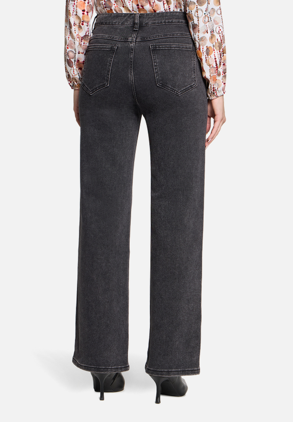Stretch-Jeans mit Strass / Modellfoto Rückseite