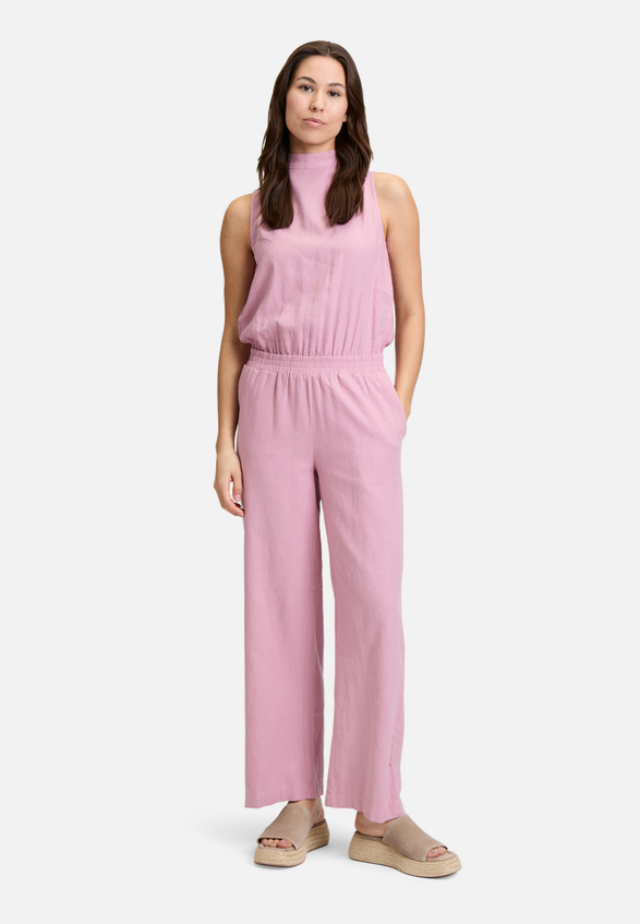 Jumpsuit mit hohem Kragen / Modellfoto Vorderseite