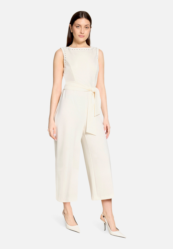 Jumpsuit mit Gürtel / Modellfoto Vorderseite (Outfit)