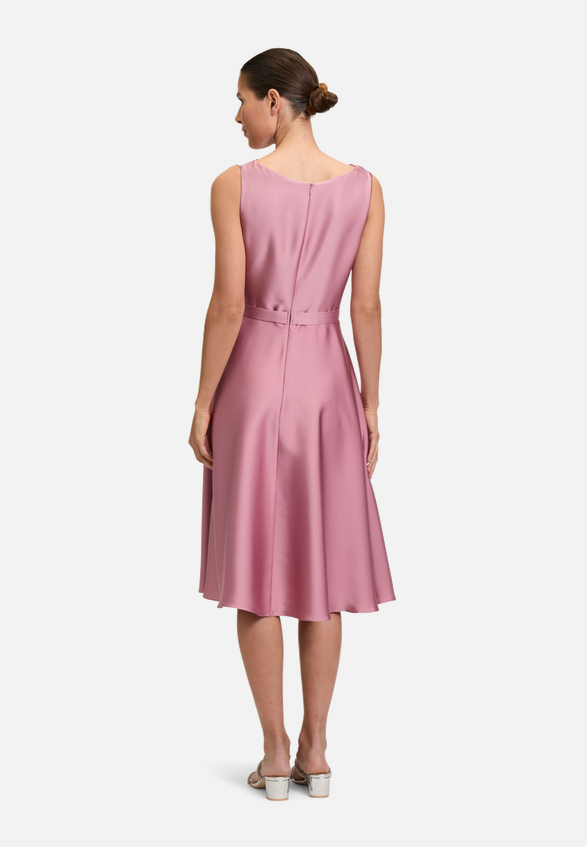 Cocktailkleid mit Wasserfallausschnitt / Modellfoto Rückseite