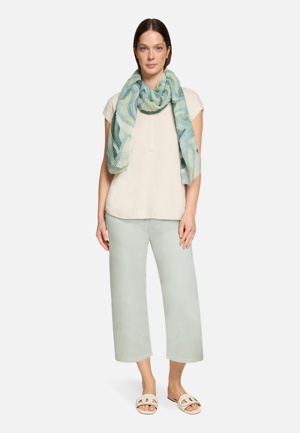 Sommerschal mit Plissee / Modellfoto Vorderseite (Outfit)