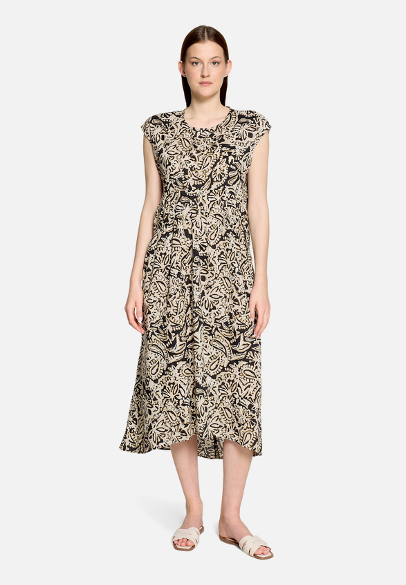 Midikleid mit Muster / Modellfoto Vorderseite