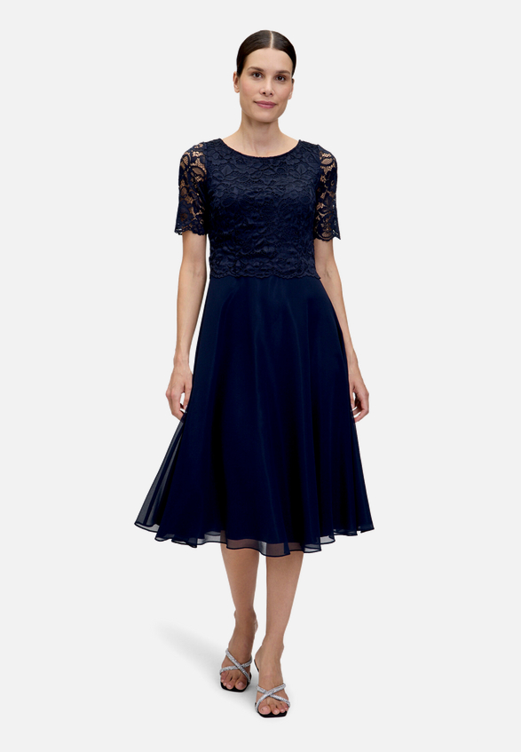 Cocktailkleid mit Spitze / Modellfoto Vorderseite