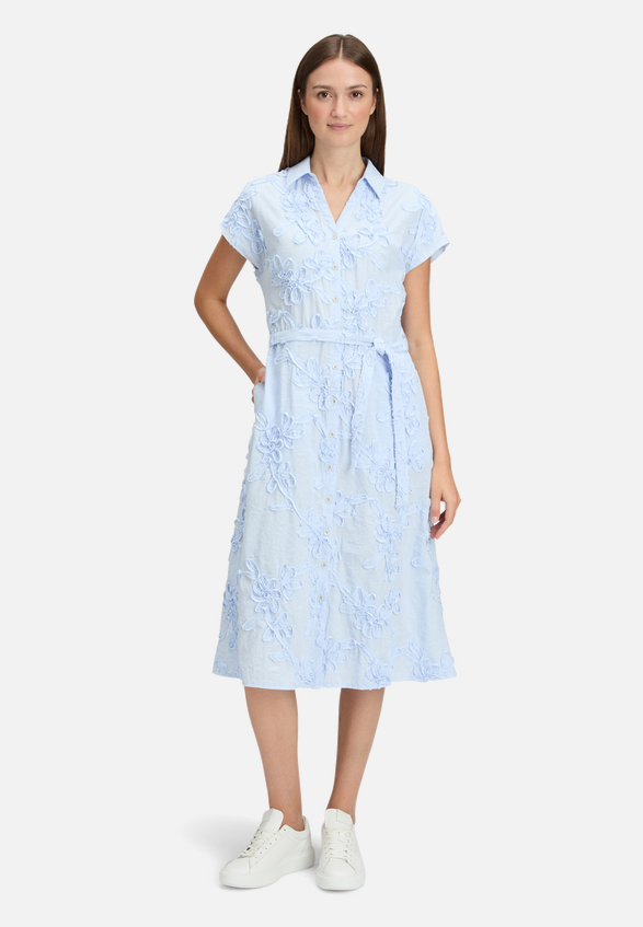 Sommerkleid mit Stickerei / Modellfoto Vorderseite