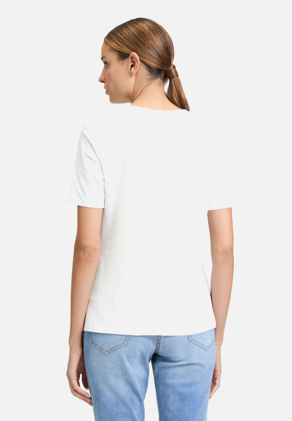 Basic Shirt mit Aufdruck / Modellfoto Rückseite
