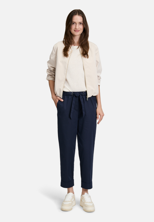 Casual-Hose mit elastischem Bund / Modellfoto Vorderseite (Outfit)