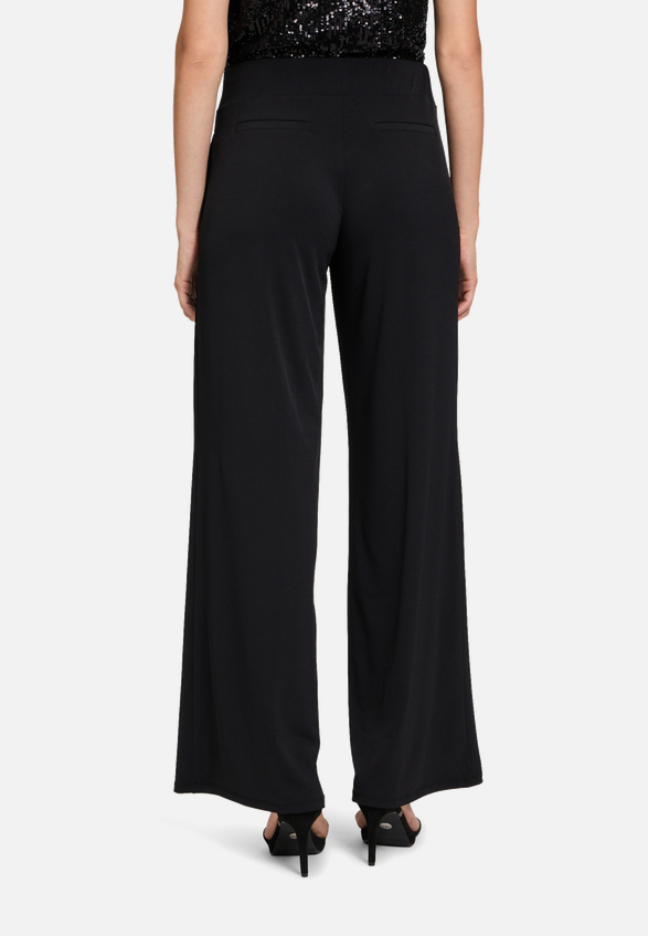 Schlupfhose mit weitem Bein / Modellfoto Rückseite