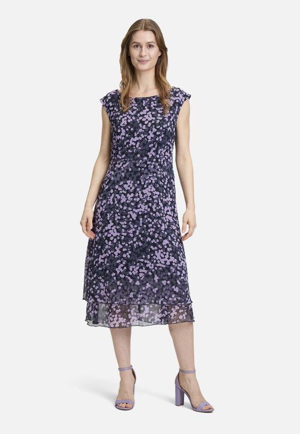 Midikleid mit Stufen / Modellfoto Vorderseite
