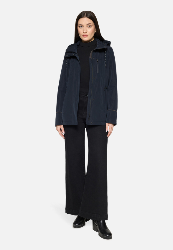 Sommerjacke mit Kapuze / Modellfoto Vorderseite (Outfit)
